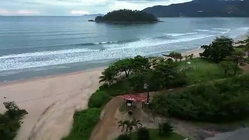 O caminho dos chalés até a areia, visto de cima.